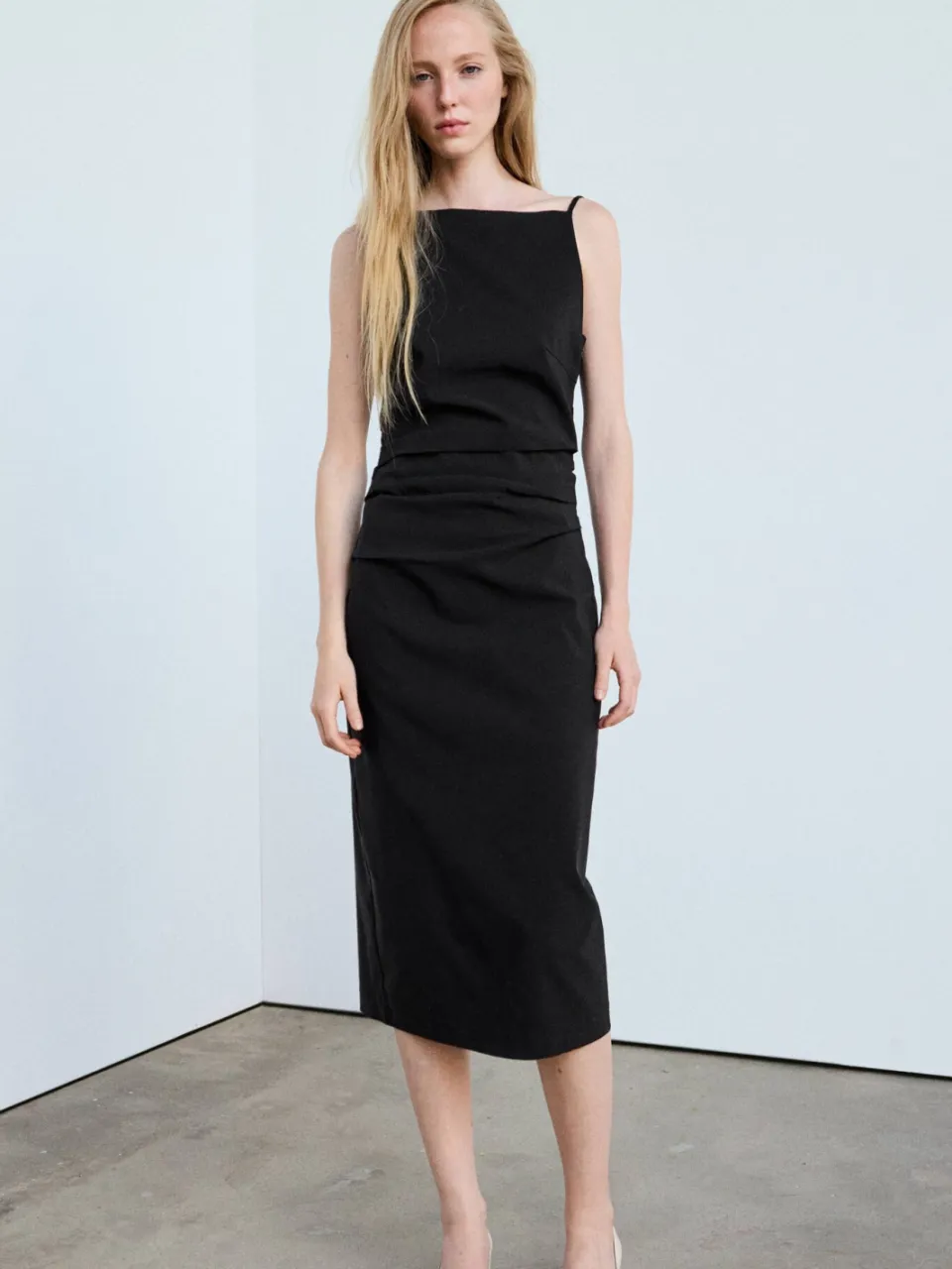 Mango asymmetrische midi jurk met plooien - zwart