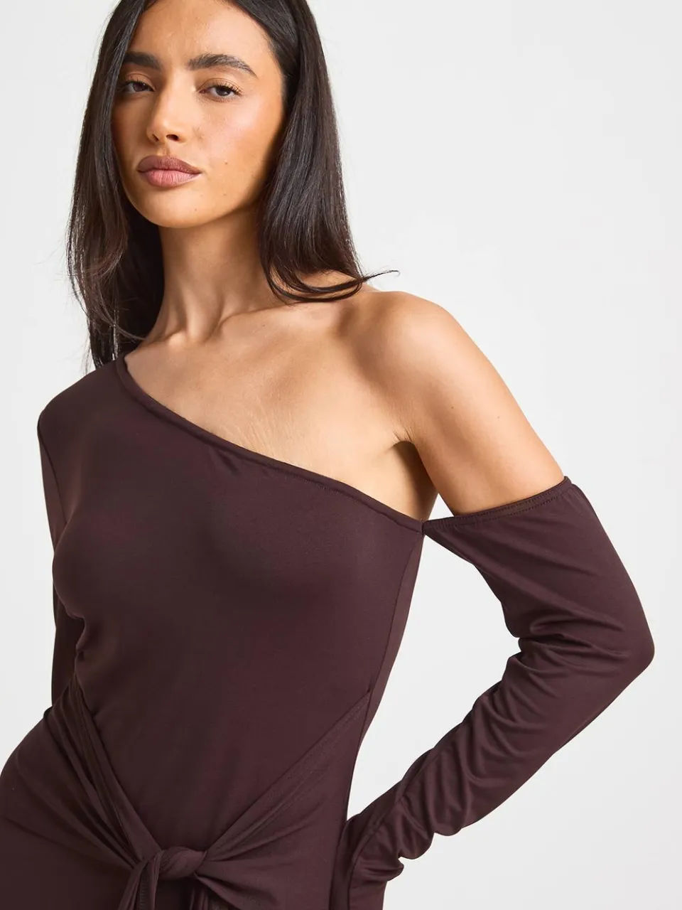 boohoo Dames Superzachte Maxi Jurk Met Éen Schouder chocoladebruin, foto 4