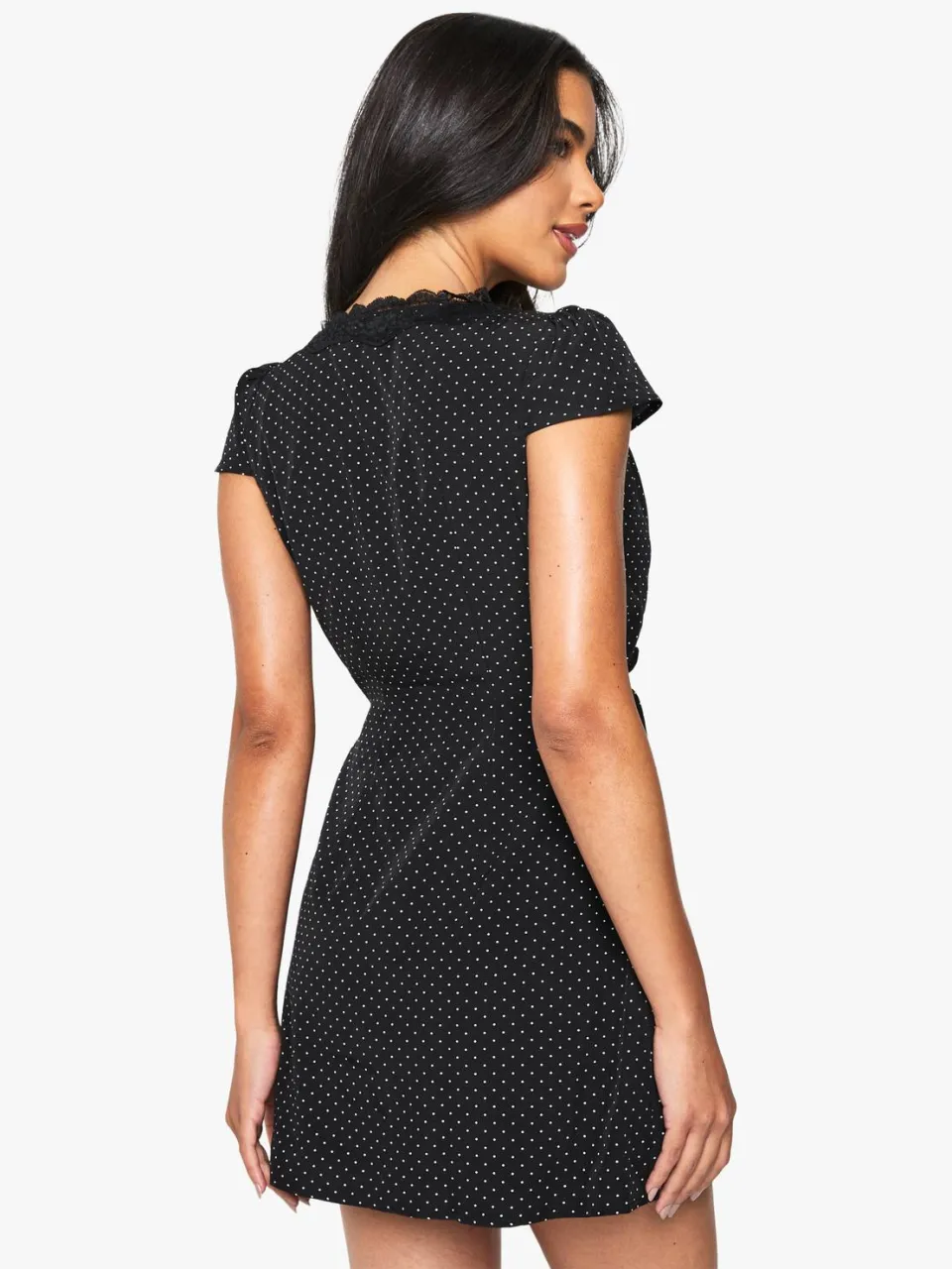 boohoo Dames Mini-jurk met polkadot patroon, kantenafwerking en omslagmodel zwart, foto 2