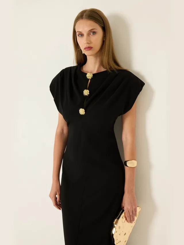 TOUCHÉ PRIVÉ Gedrapeerde jurk met gouden knopen - Zwart - Dames