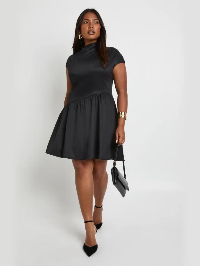 boohoo Dames Plus Asymmetrische Tailleband Skaterjurk Zwart