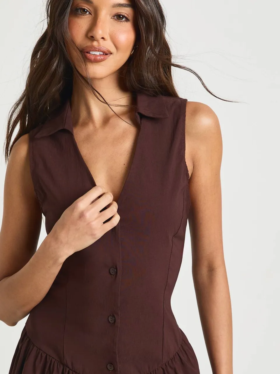 boohoo Dames Bengaline Doorknoop Jurk met Ruches Zoom chocoladebruin, foto 4