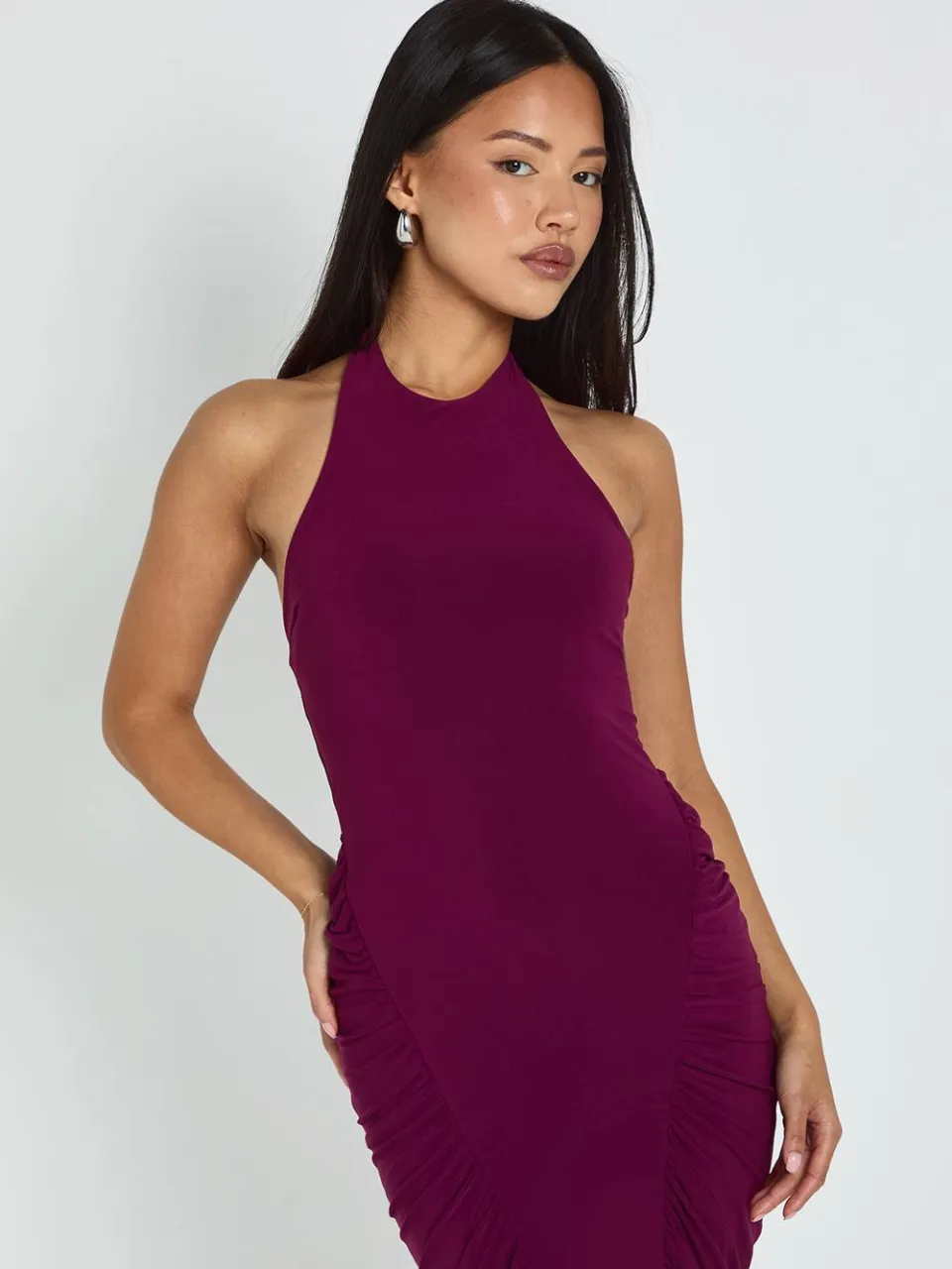 boohoo Dames Petite geraffelde panel halterneck midaxi-jurk pruim, foto 3