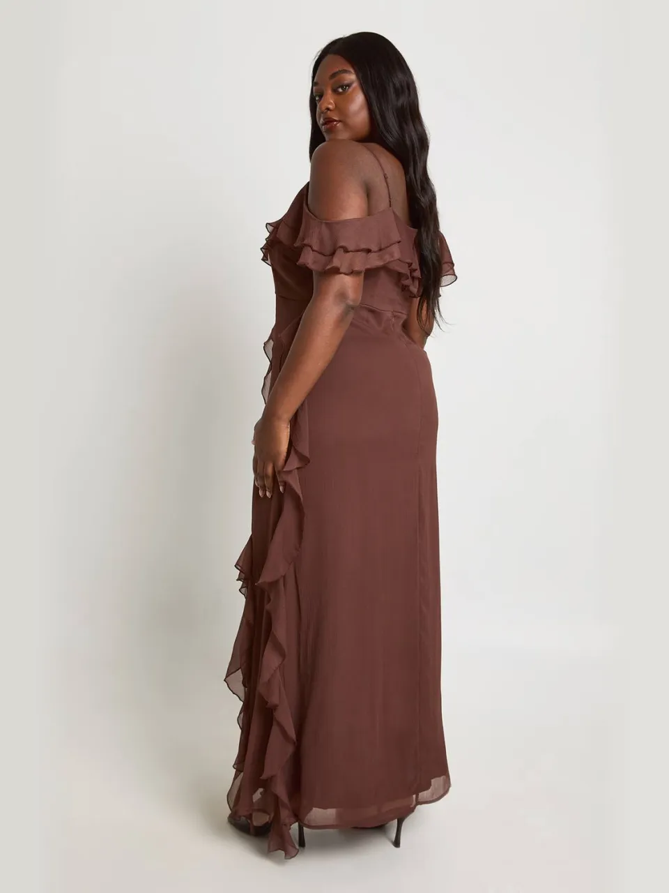 boohoo Dames Plus Chiffon Ruches Open Schouder Maxi Jurk chocoladebruin, foto 2