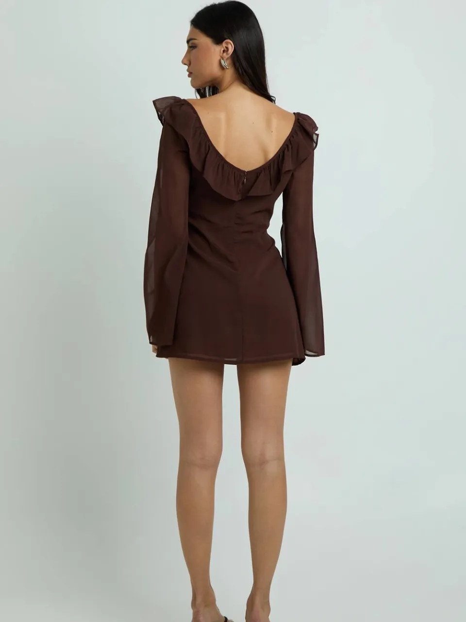 boohoo Dames Chiffon Ruche V-hals Mini Jurk chocoladebruin, foto 3