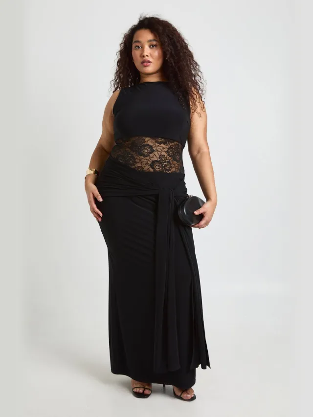 boohoo Dames Plus Maat Racerback Kanten Paneel Strik Draperie Maxi Jurk Zwart