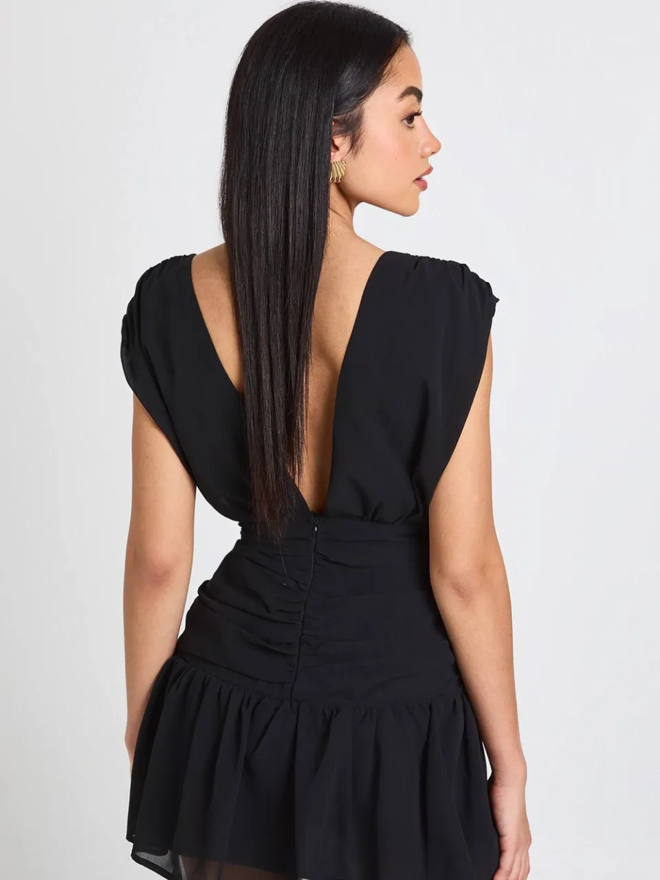 boohoo Dames Chiffon Mini Jurk met Gerimpelde Details en Diepe V-hals zwart, foto 3