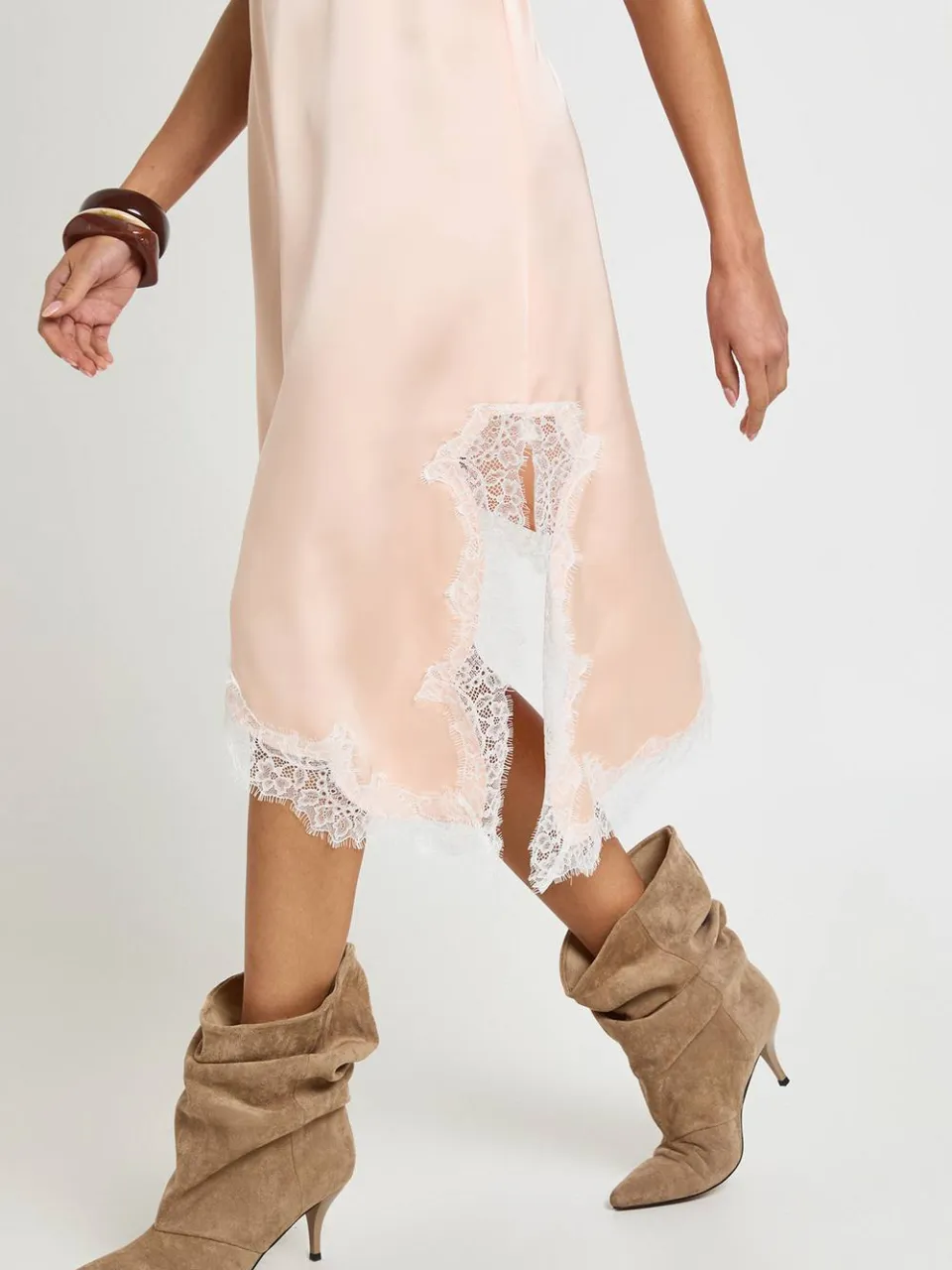 boohoo Dames Satijnen Asymmetrische Midi Jurk Met Contrasterende Kant perzik, foto 4