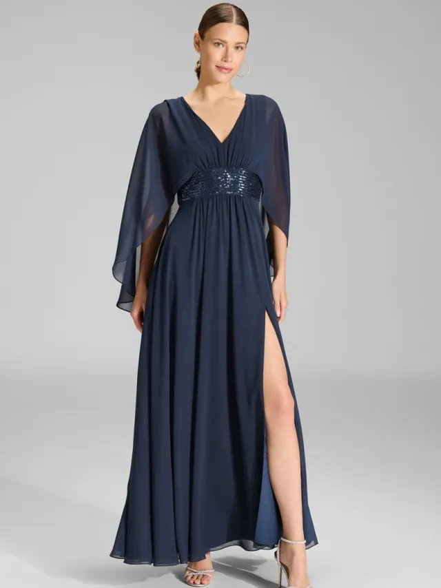 Swing avondjurk met chiffoncape en split in marineblauw –