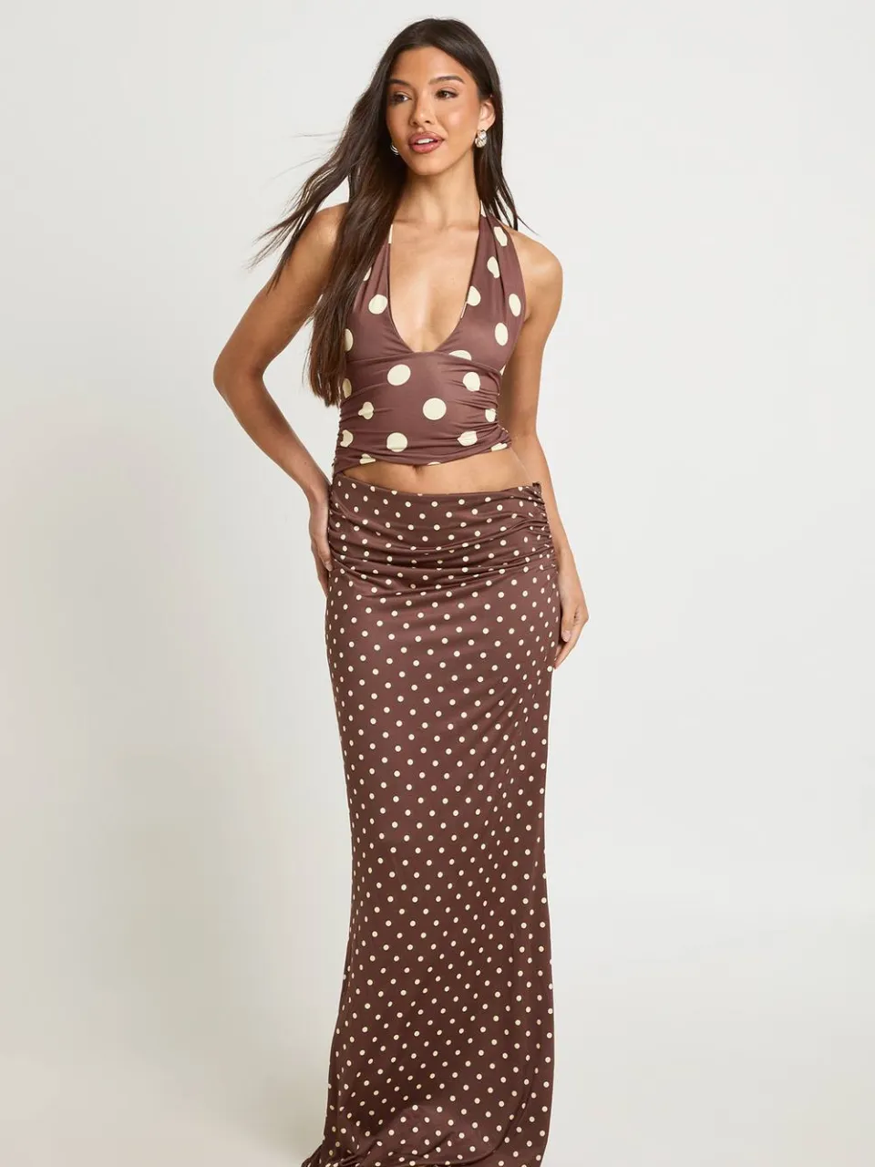 boohoo Dames Tonal Gestipt Halter Maxijurk Met Uitgesneden Taille chocoladebruin, foto 2