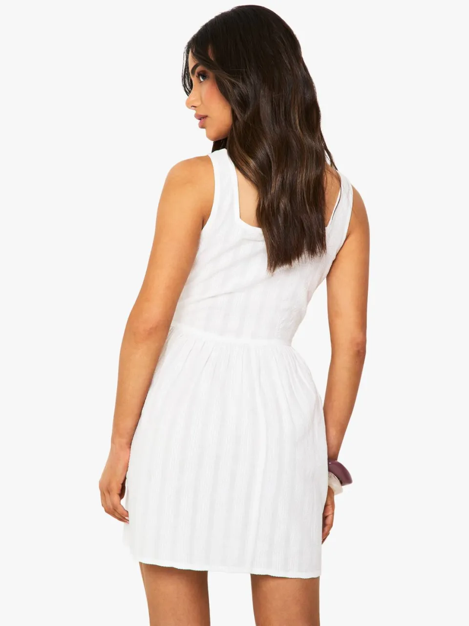 boohoo Dames Petite gestreepte seersucker minijurk wit, foto 2