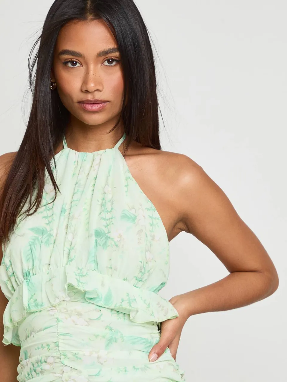 boohoo Dames Bloemenjurk Met Halternek Van Chiffon Met Ruches In Maxilengte groente, foto 4