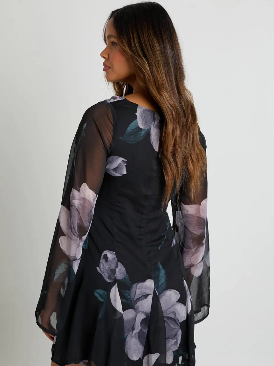 boohoo Dames Bloemenprint Mini-jurk van Chiffon met Lange mouwen zwart, foto 2