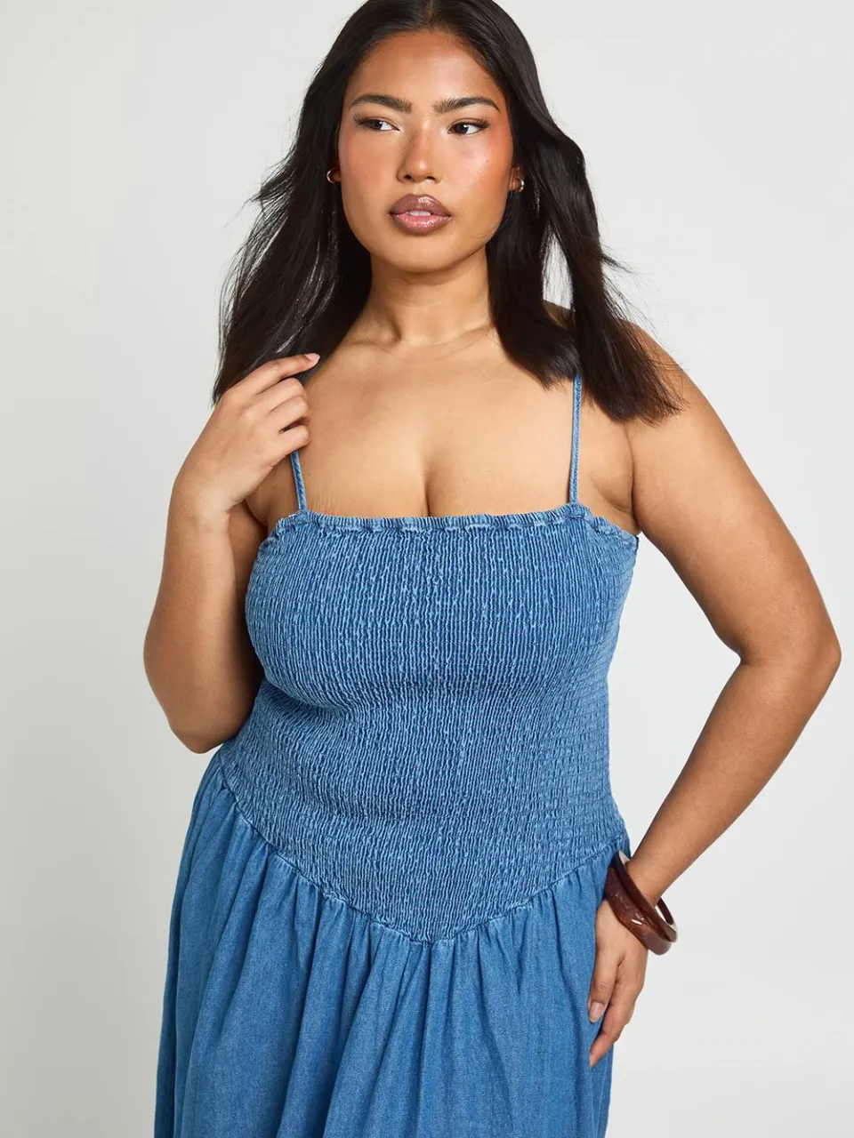 boohoo Dames Plus Chambray Gesmockte Midaxi Skater Jurk medium gebleekt, foto 3