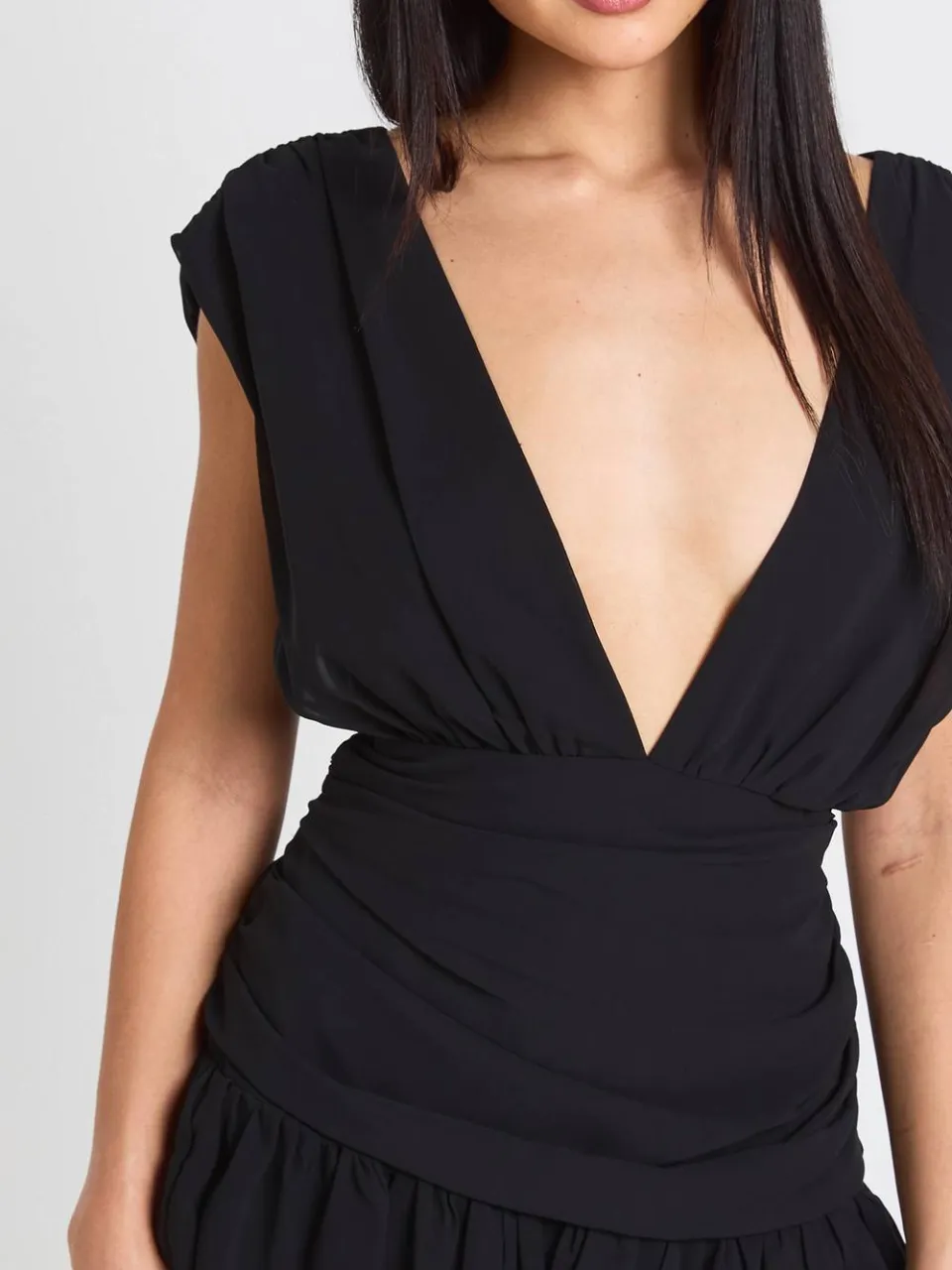 boohoo Dames Chiffon Mini Jurk met Gerimpelde Details en Diepe V-hals zwart, foto 4