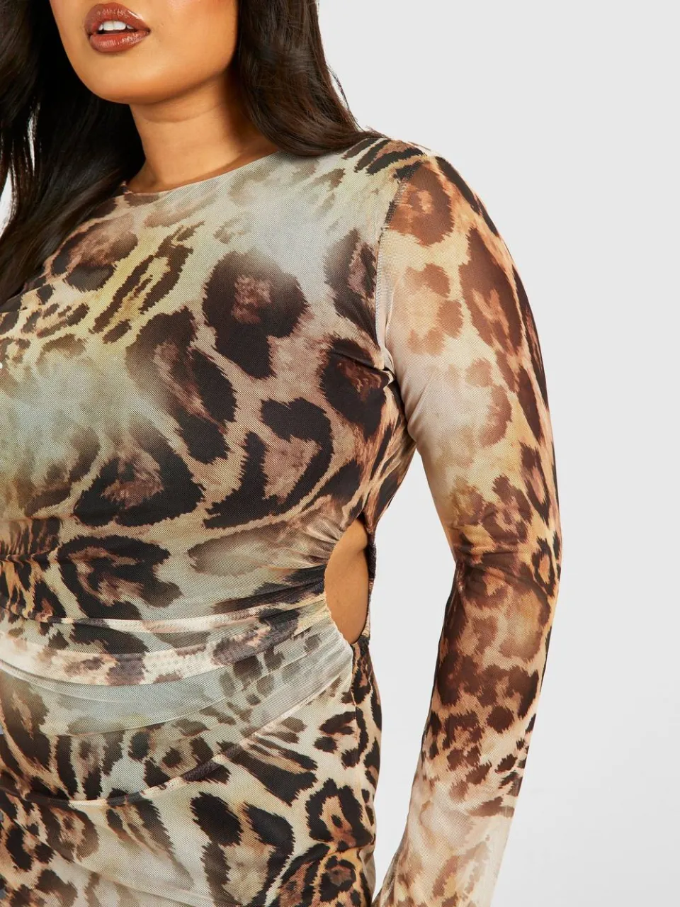 boohoo Dames Plus Cut Out Long Sleeve Ruched Leopard Mesh Midaxi Jurk bruin, foto 2