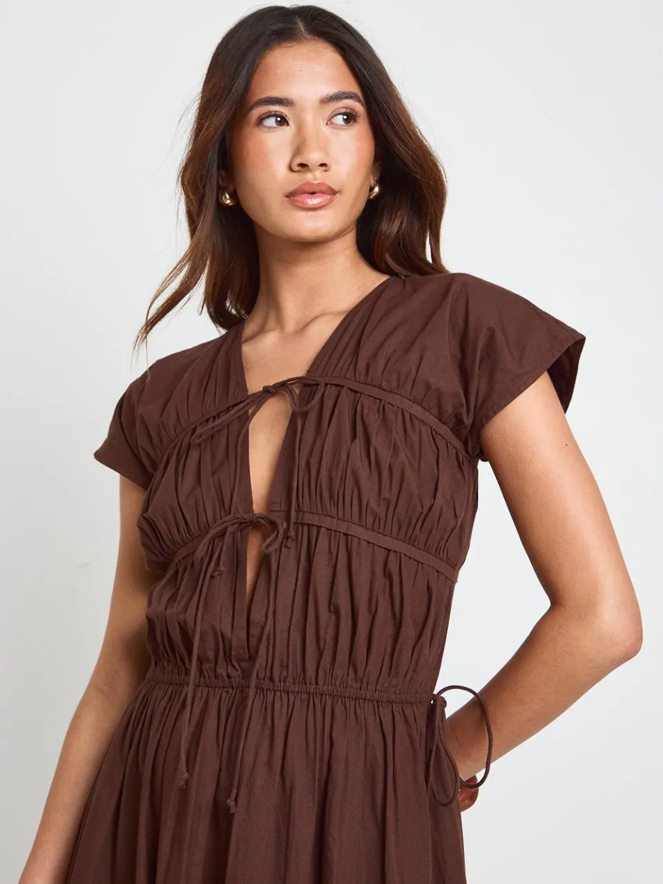 boohoo Dames Katoenen Poplin Maxi Jurk Met Gerimpeld Voorpand En Strikdetail chocoladebruin, foto 2