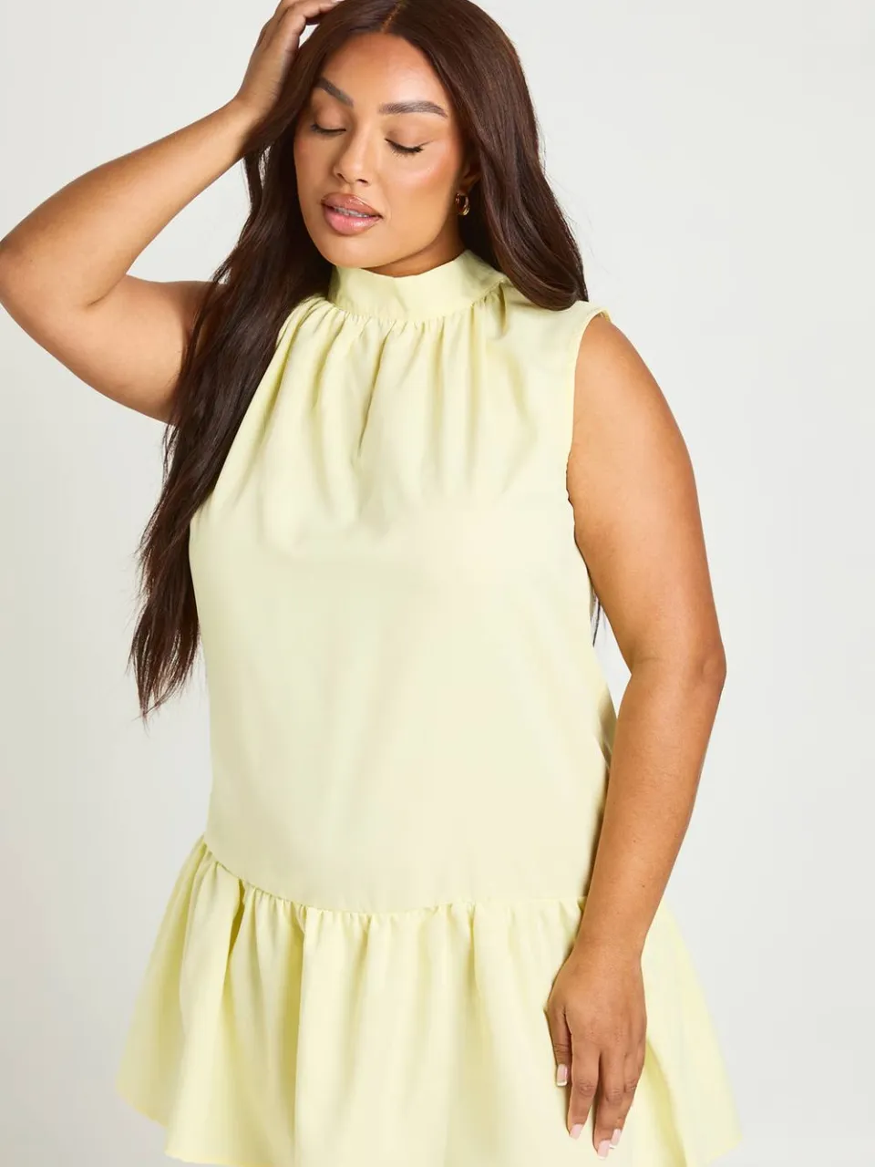 boohoo Dames Plus Hoge Hals Frill Zoom Mini Jurk citroen, foto 3