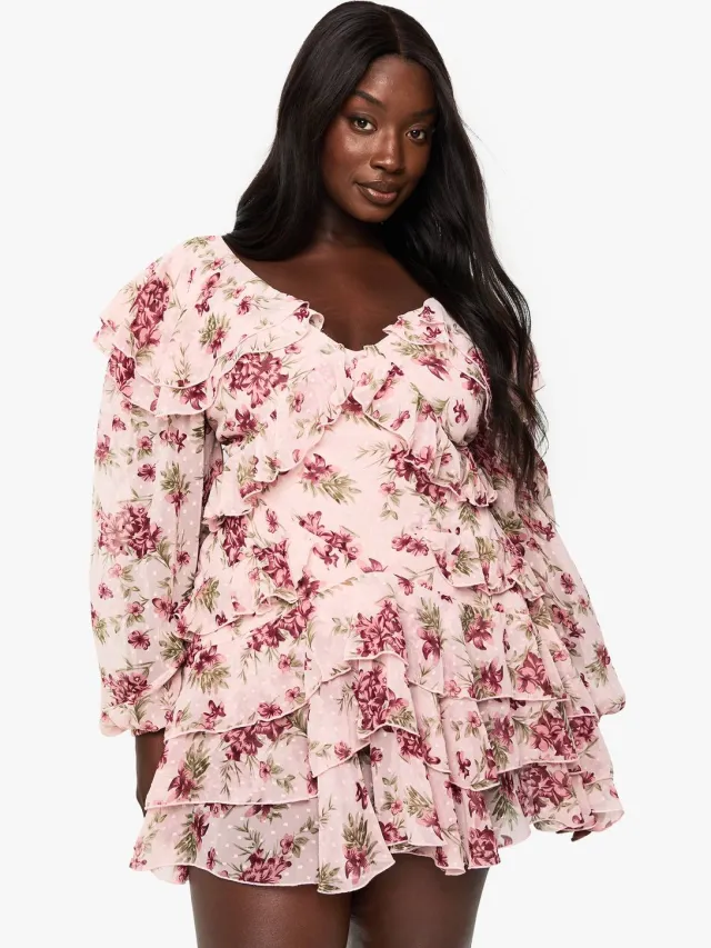 boohoo Dames PLUS FLORALE CHIFFON MINI-JURK MET RUCHES Roze