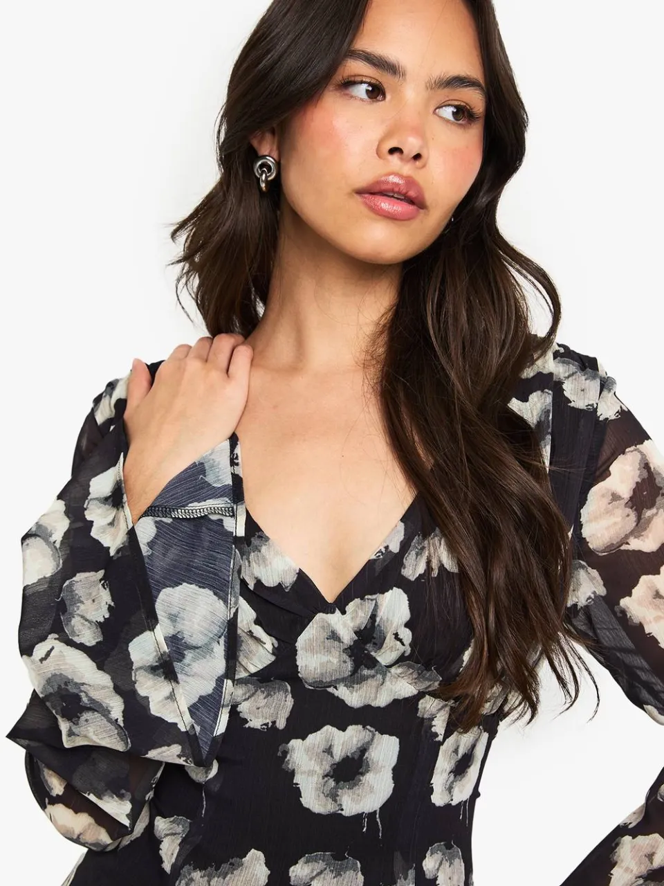boohoo Dames Bloemen Chiffon Diep Uitgesneden Mini Jurk zwart, foto 4