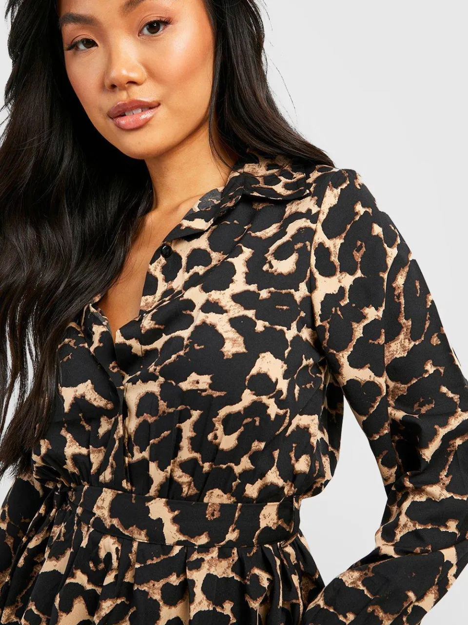 boohoo Dames Petite Luipaardprint Skater Shirtjurk zwart, foto 4