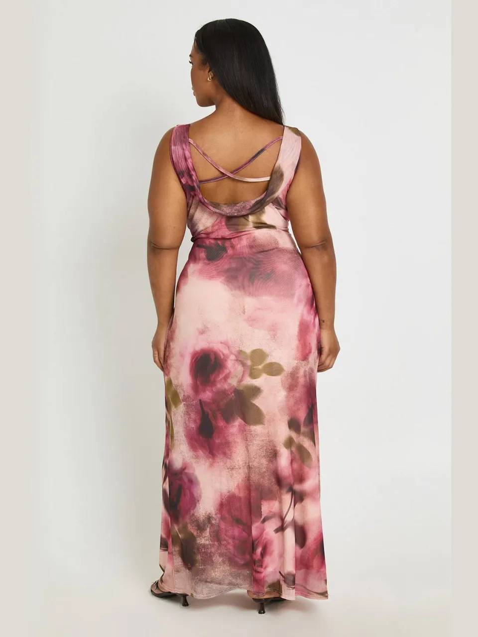 boohoo Dames Plus Mesh Maxi Jurk Met Vervaagde Bloemenprint En Watervalshals roos, foto 2