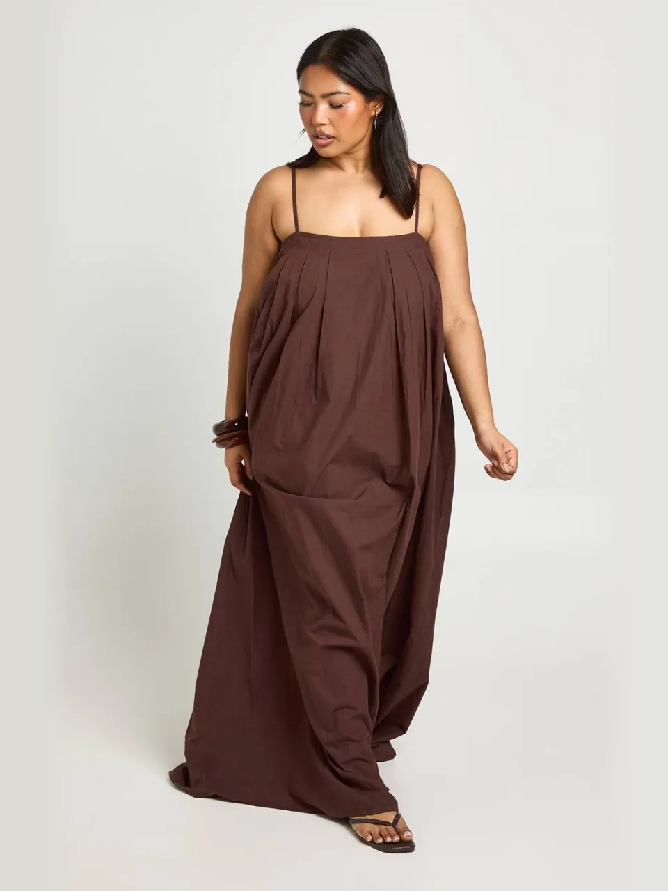 boohoo Dames Plus Katoenen Poplin Geplooide Volume Maxi Jurk chocoladebruin, foto 3