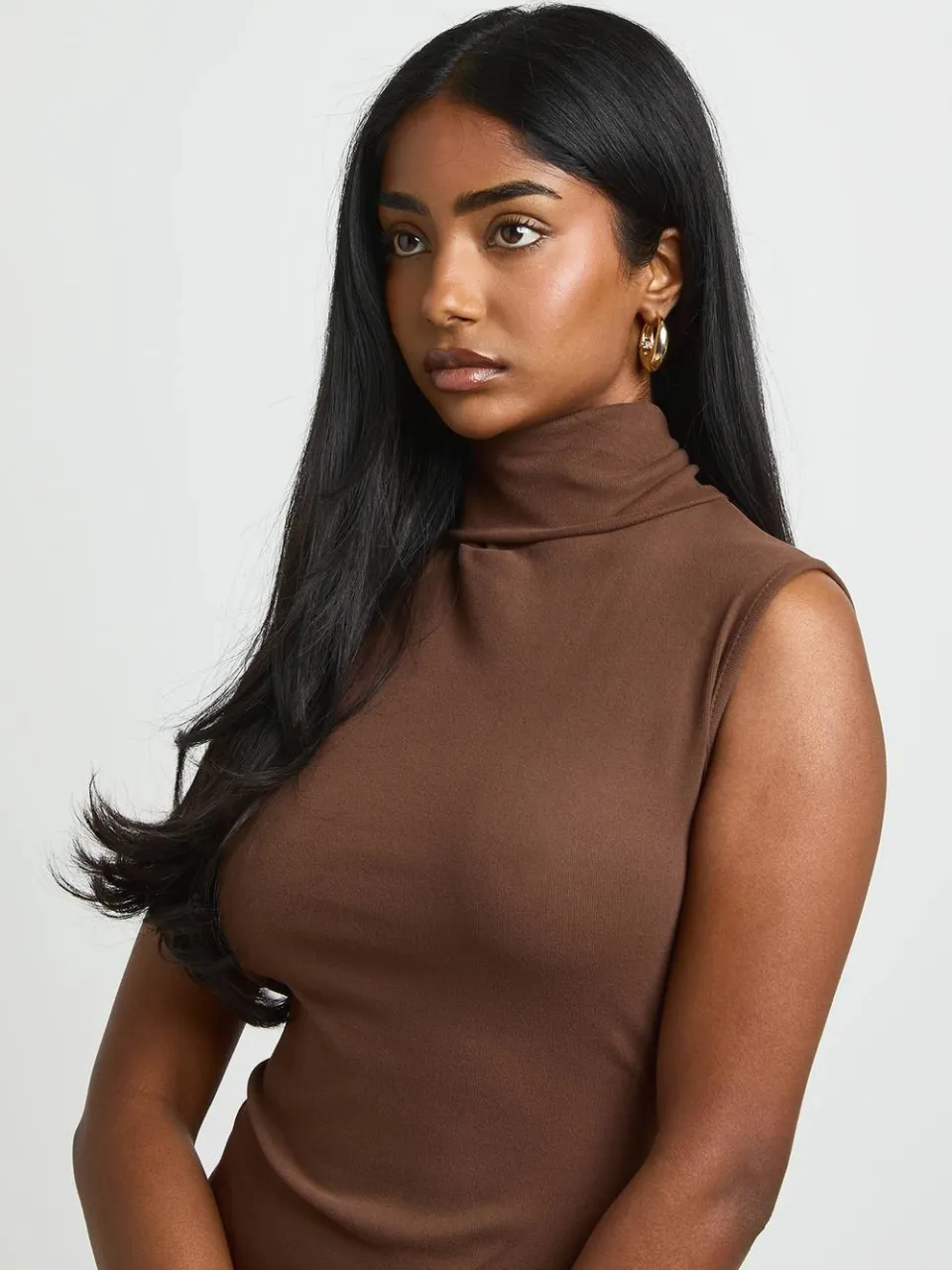 boohoo Dames Basic Supersoft Rolkraag Mouwloze Mini Jurk chocoladebruin, foto 4