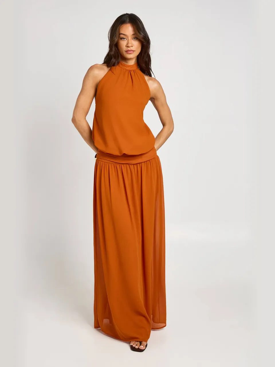 boohoo Dames Lange Chiffon Geplooid Lage Taille Halter Maxi Jurk Roest