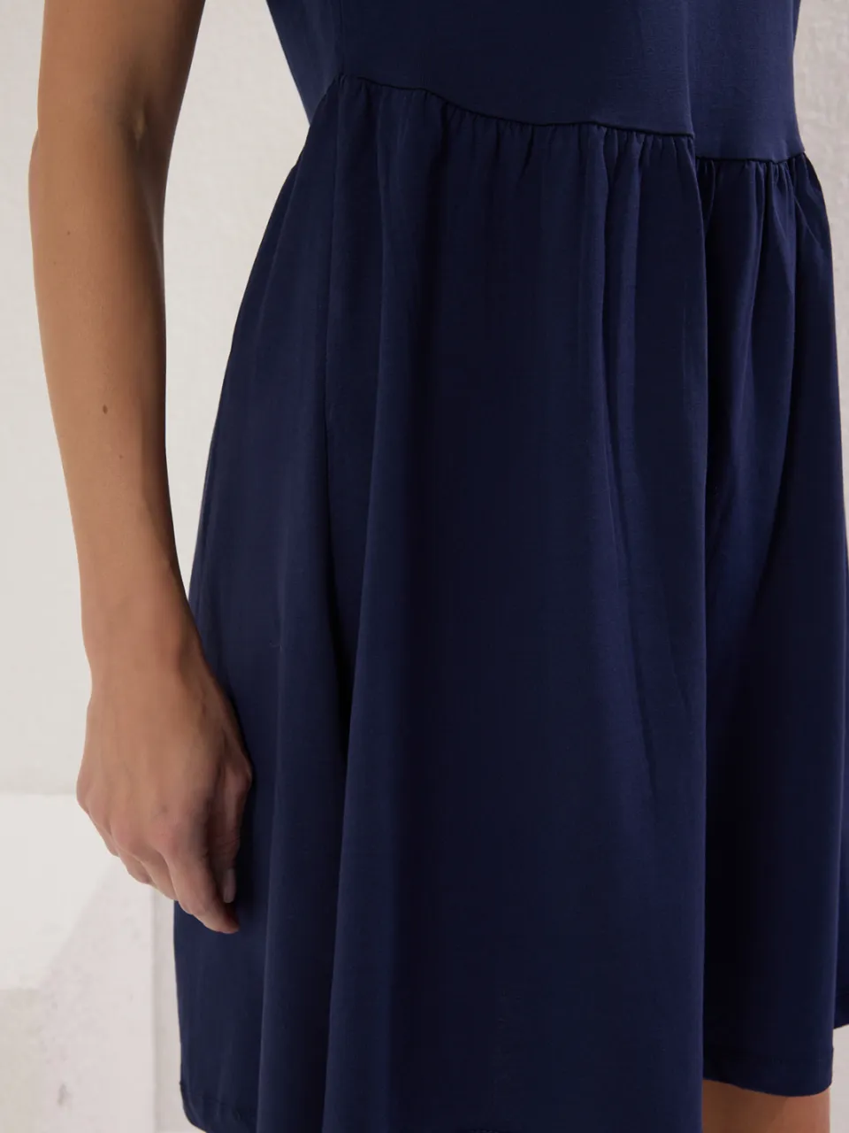 Trendyol TRENDYOLMİLLA Dames Donkerblauw Effen Kort / Mini Kort Casual Skater Jurken marineblauw/blauw, foto 2