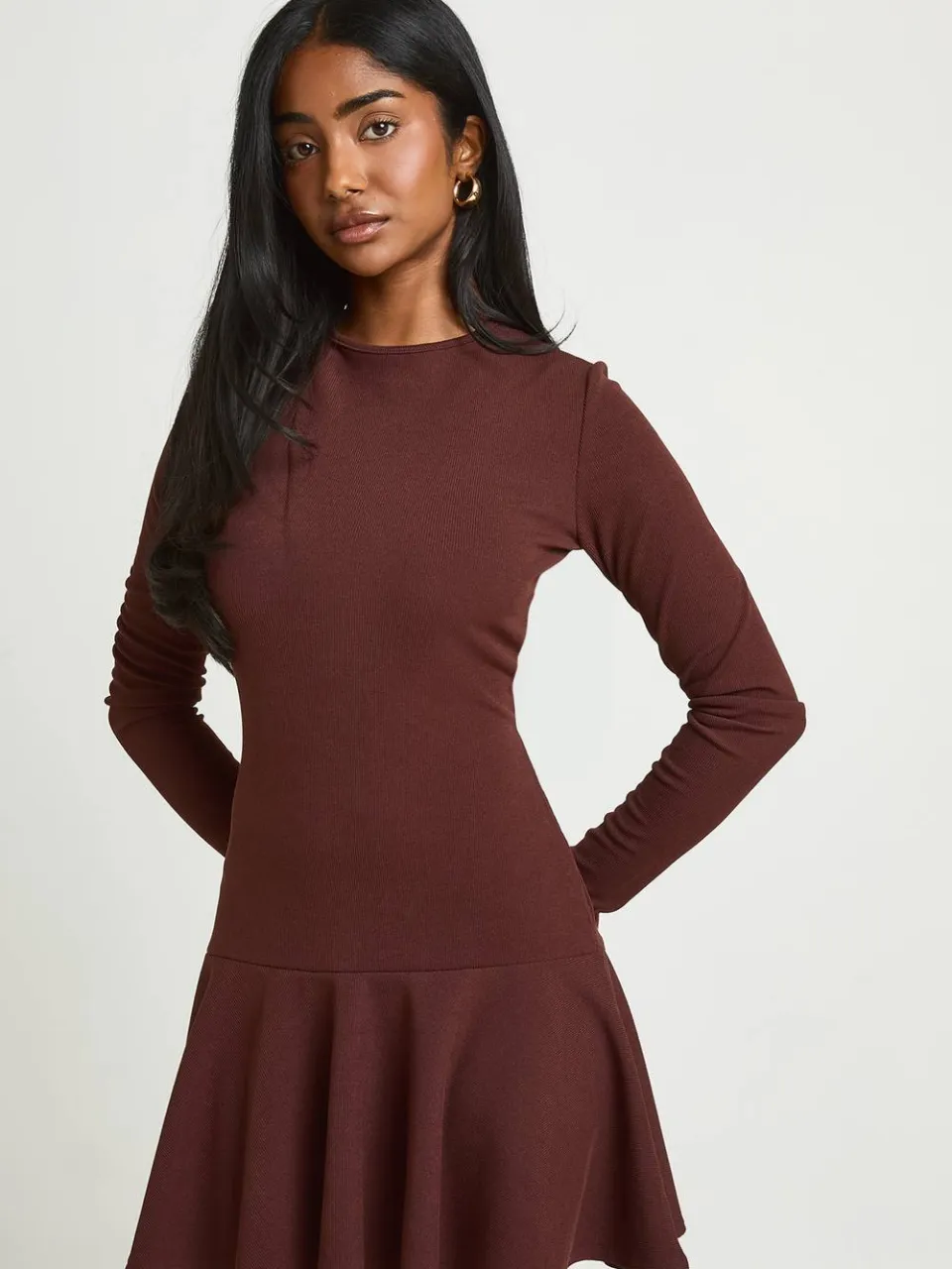 boohoo Dames Mini-jurk Met Lange Mouwen, Geribbelde Stof En Volle Rok chocoladebruin, foto 3