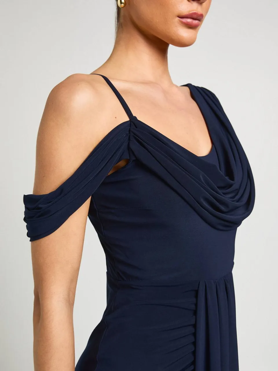 boohoo Dames Dubbele Laag Slinky Drape Voorkant Cold Shoulder Maxi Jurk marineblauw, foto 4