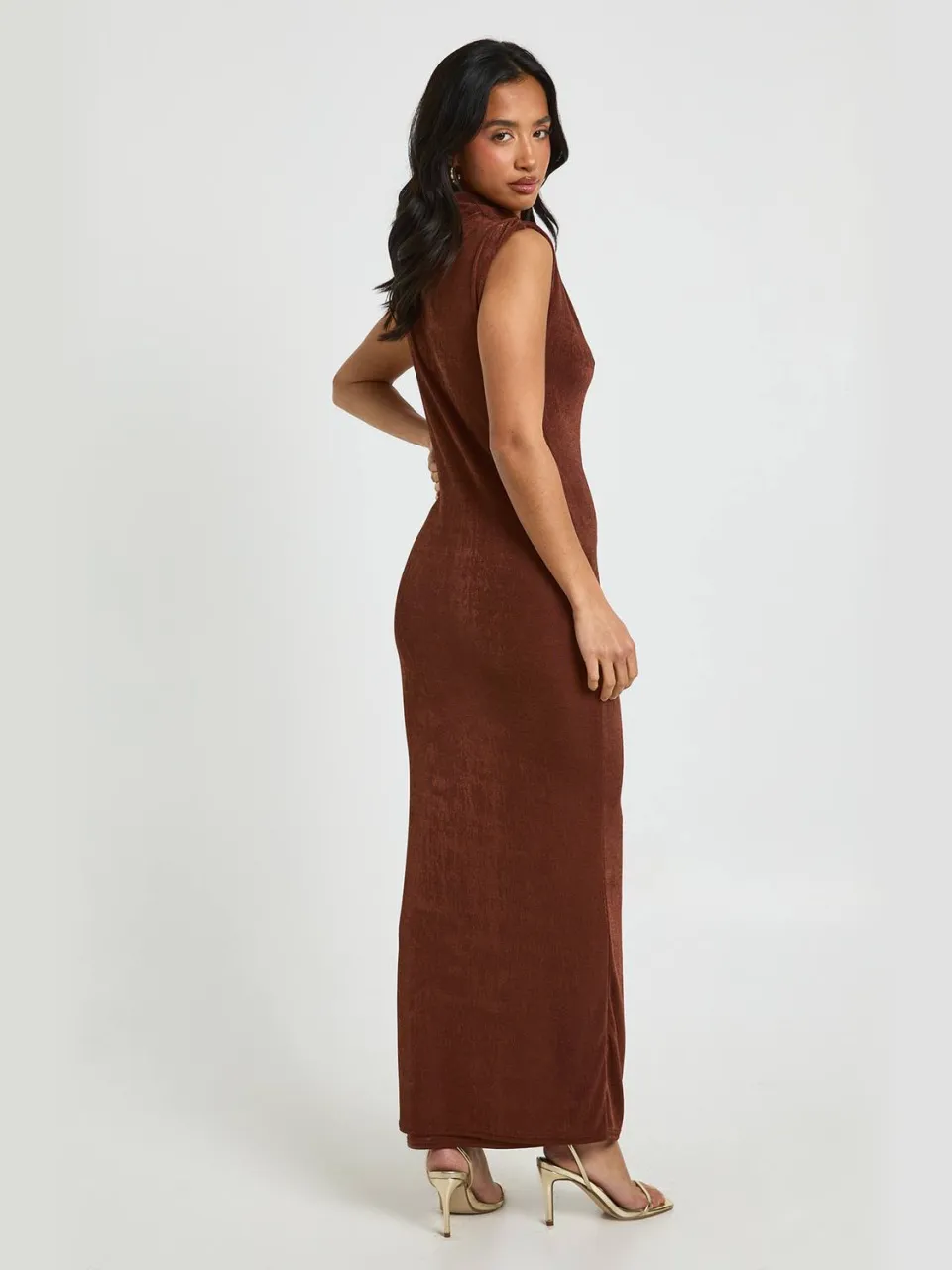 boohoo Dames Petite Acetaat Slinky Twist Hals Maxi Jurk chocoladebruin, foto 2