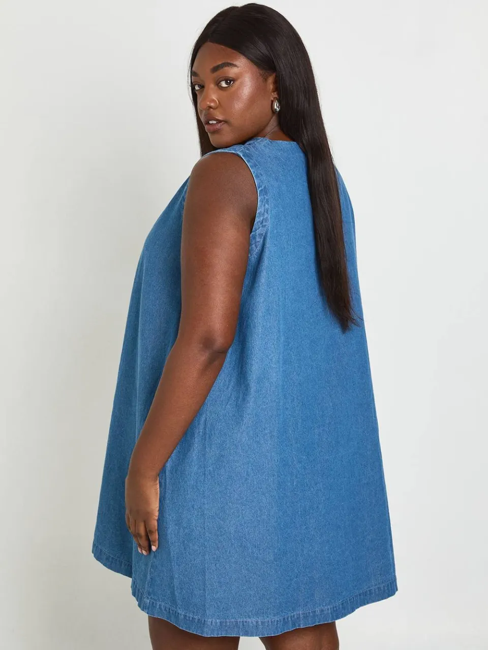 boohoo Dames Plus Chambray Mini-jurk Met V-hals medium gebleekt, foto 2