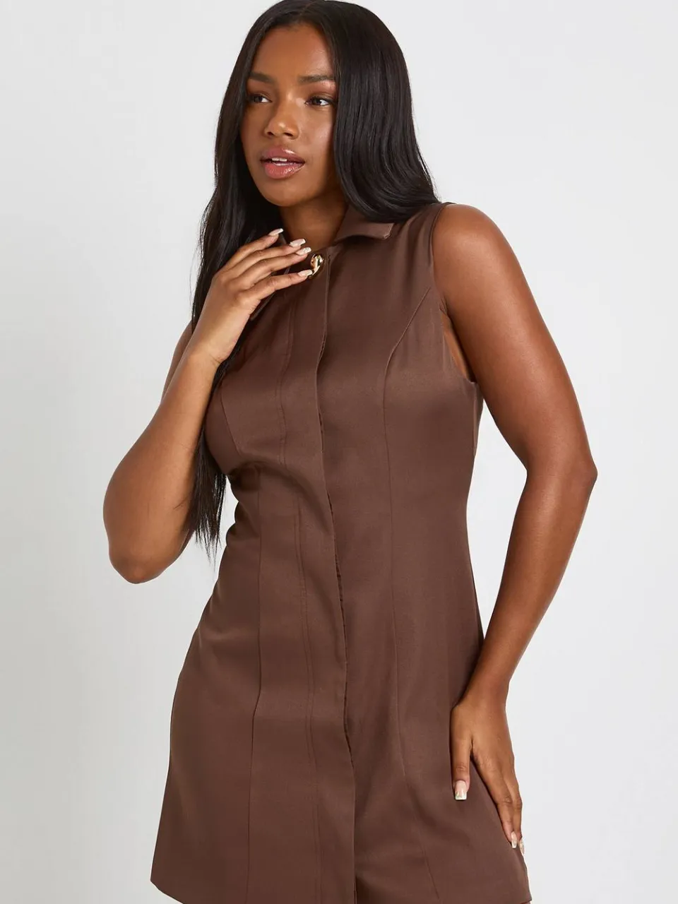 boohoo Dames Mouwloze shiftjurk met kraag en afwerkingsdetail chocoladebruin, foto 2