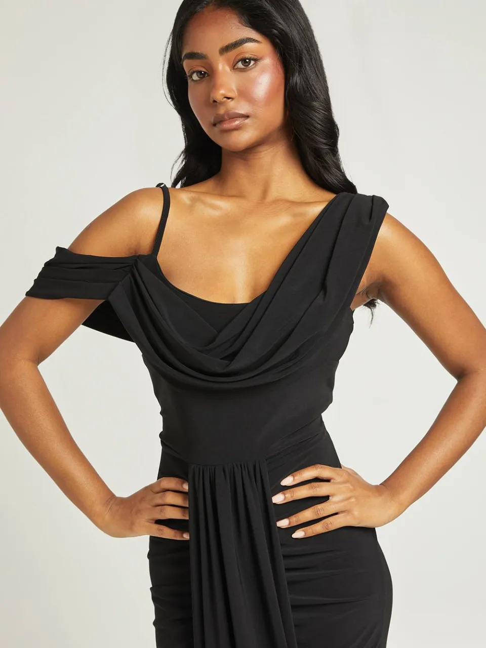boohoo Dames Dubbellaags Slinky Drape Voorkant Cold Shoulder Maxi Jurk zwart, foto 3