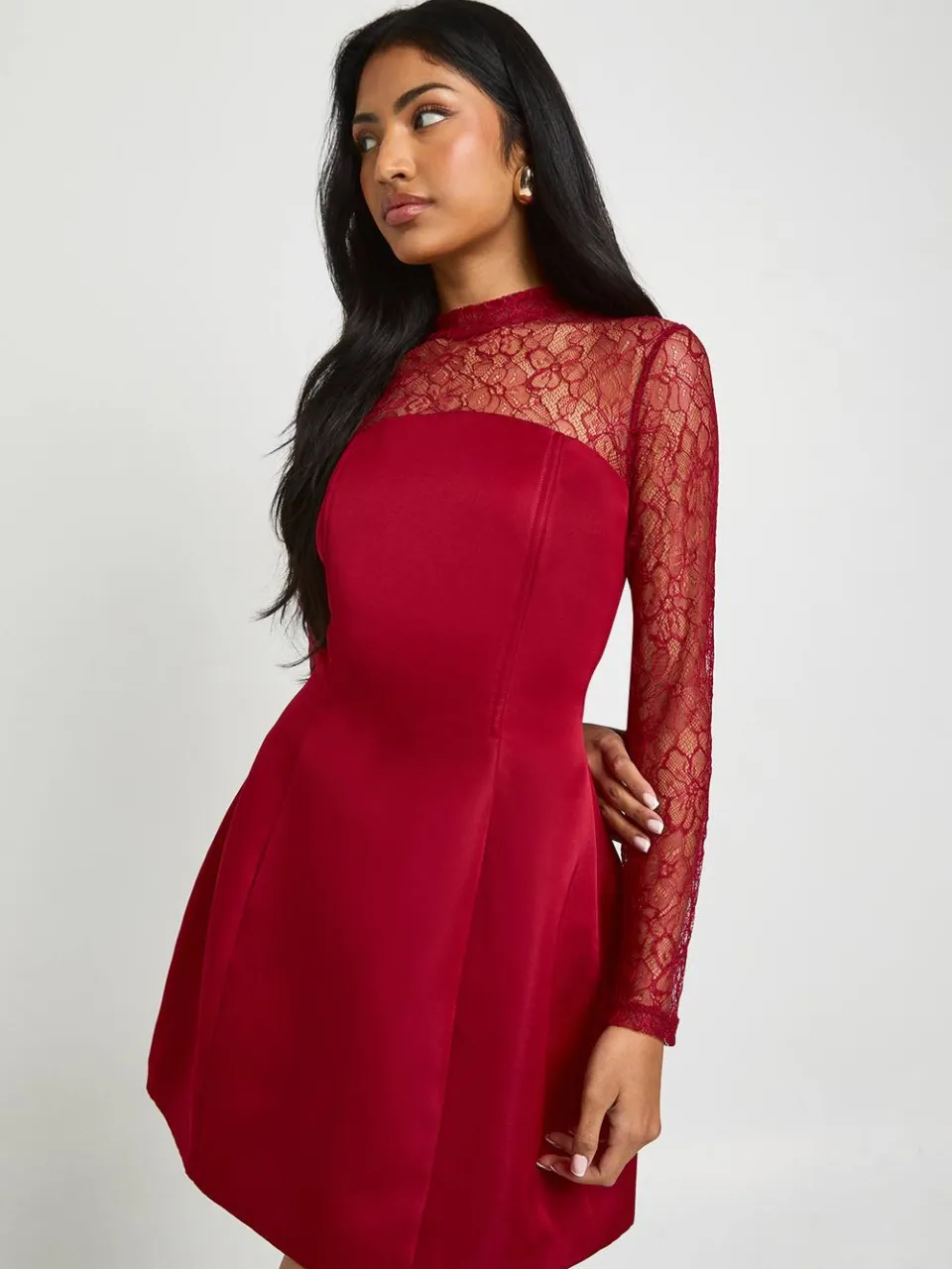 boohoo Dames Gestructureerde mini-jurk met hoge hals, kant en satijn bordeaux rood, foto 3