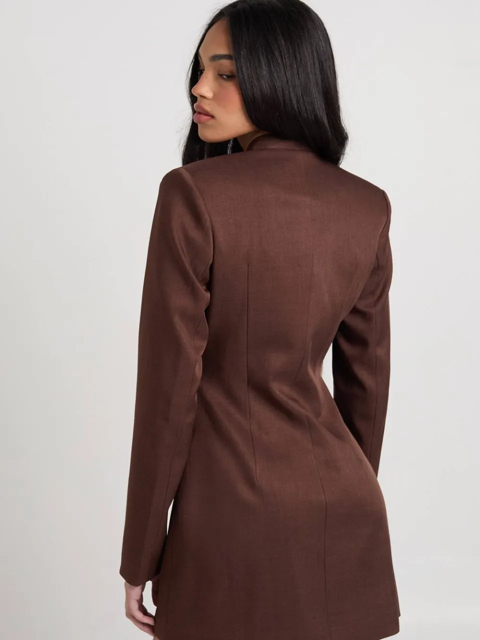 boohoo Dames Kraagloze Blazerjurk met Knoopsluiting chocoladebruin, foto 2