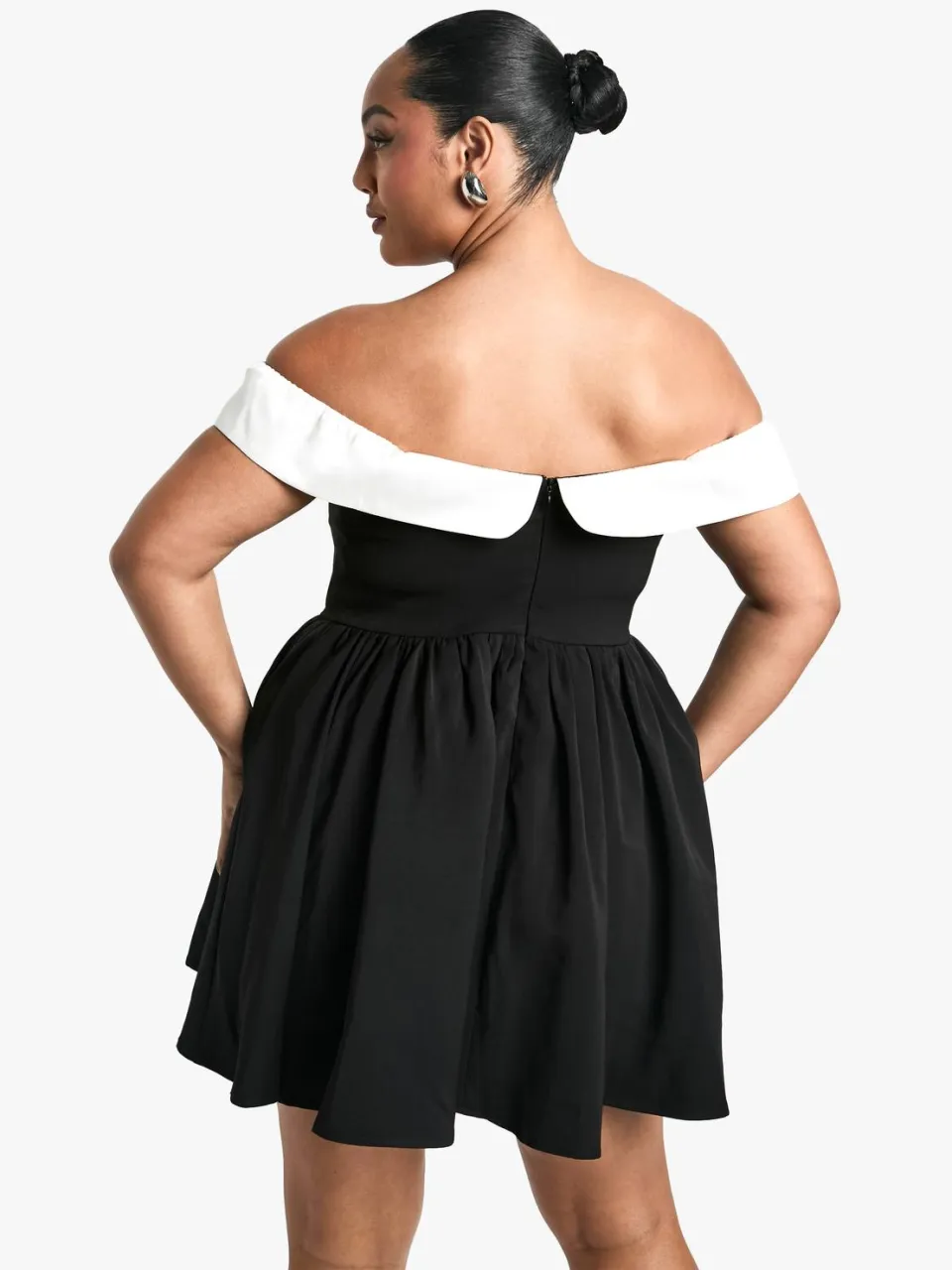 boohoo Dames Plus Contrast Off-shoulder geplooide skaterjurk zwart, foto 2