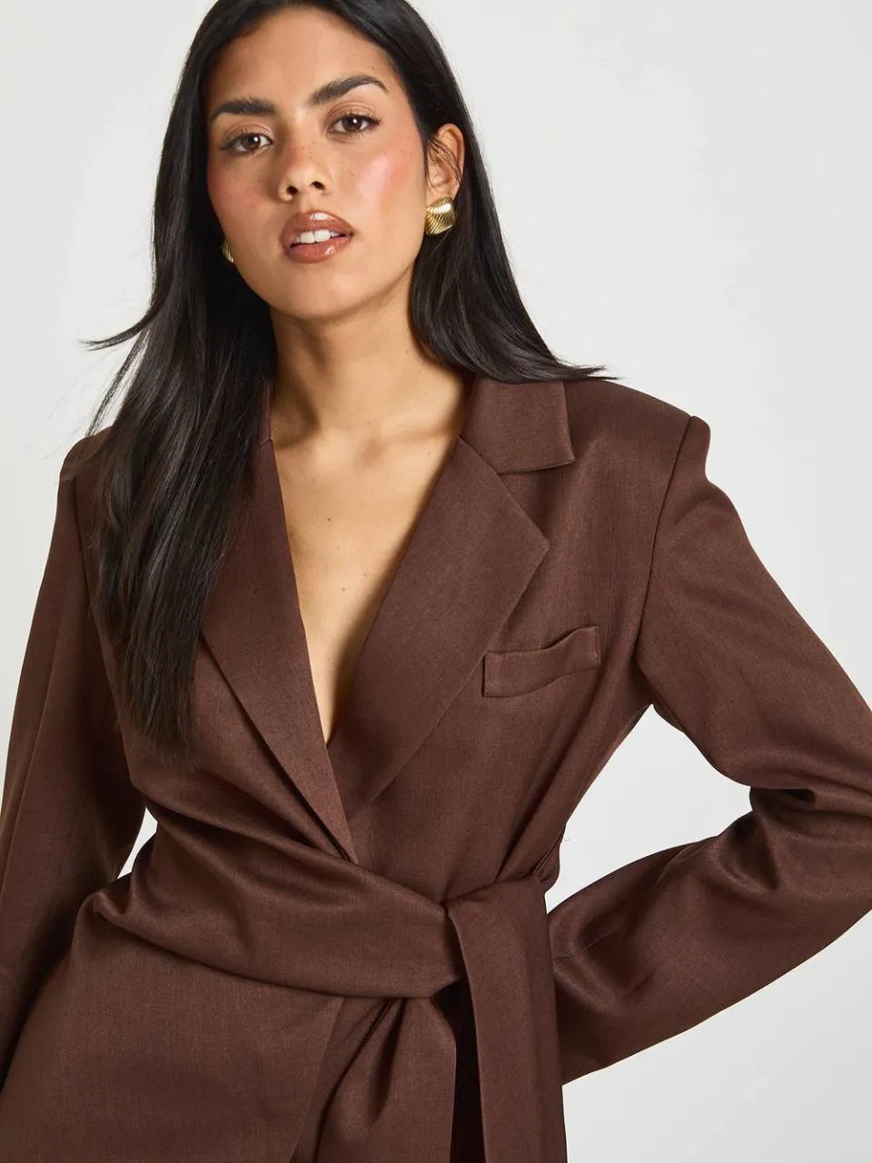 boohoo Dames Wikkel Strikceintuur Detail Blazer Jurk chocoladebruin, foto 4