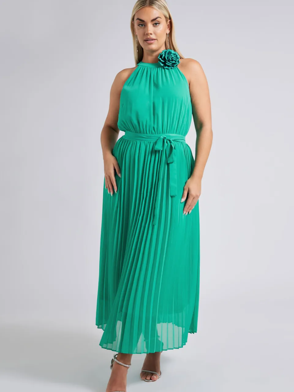 Yours London Geplooide Maxijurk Met Corsage In Groen, foto 3