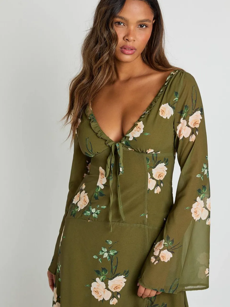 boohoo Dames Bloemige asymmetrische midaxi-jurk met uitlopende mouwen groente, foto 3