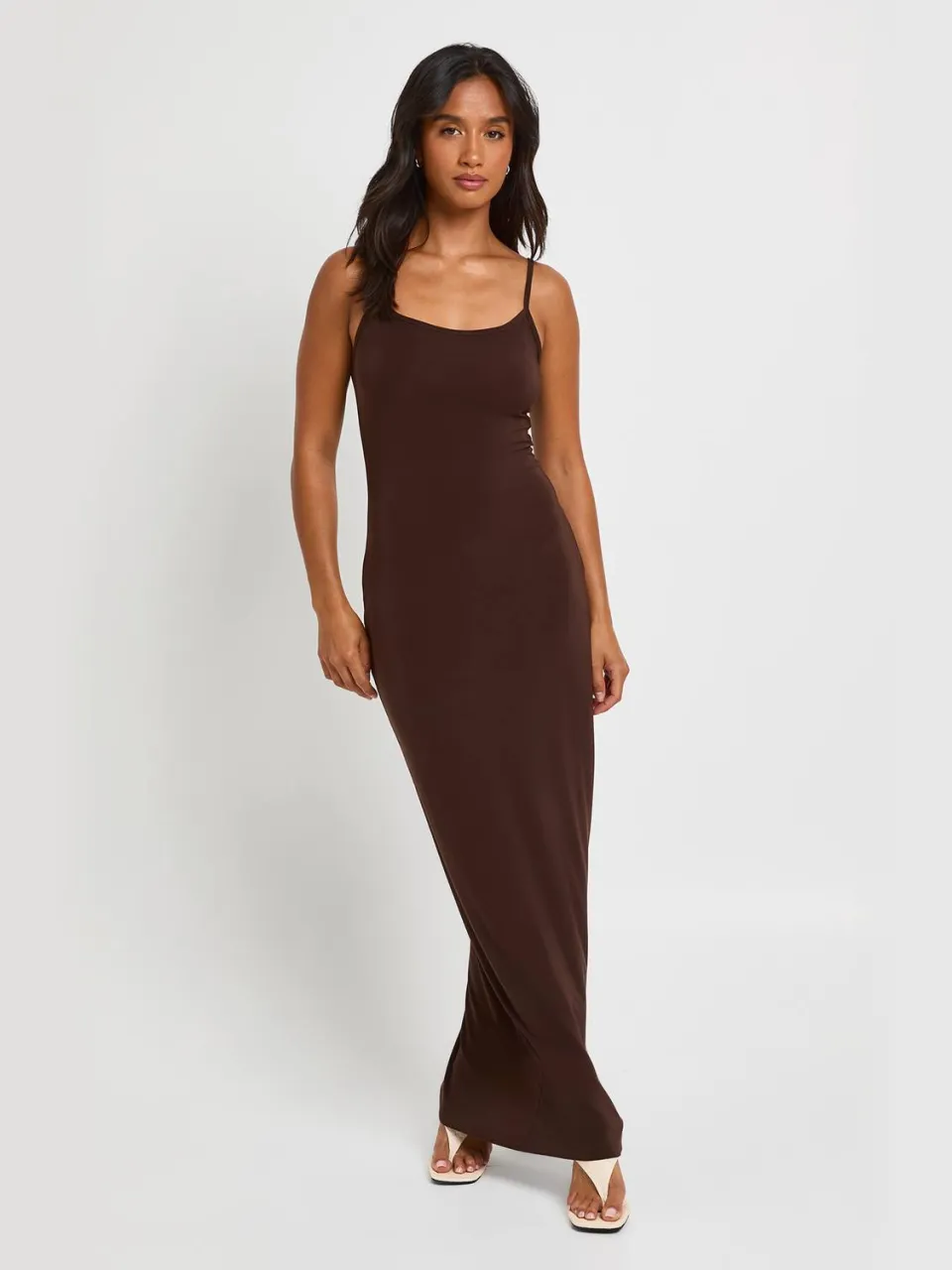 boohoo Dames Petite Maxi Jurk Met Ronde Hals En Bandjes chocoladebruin, foto 2