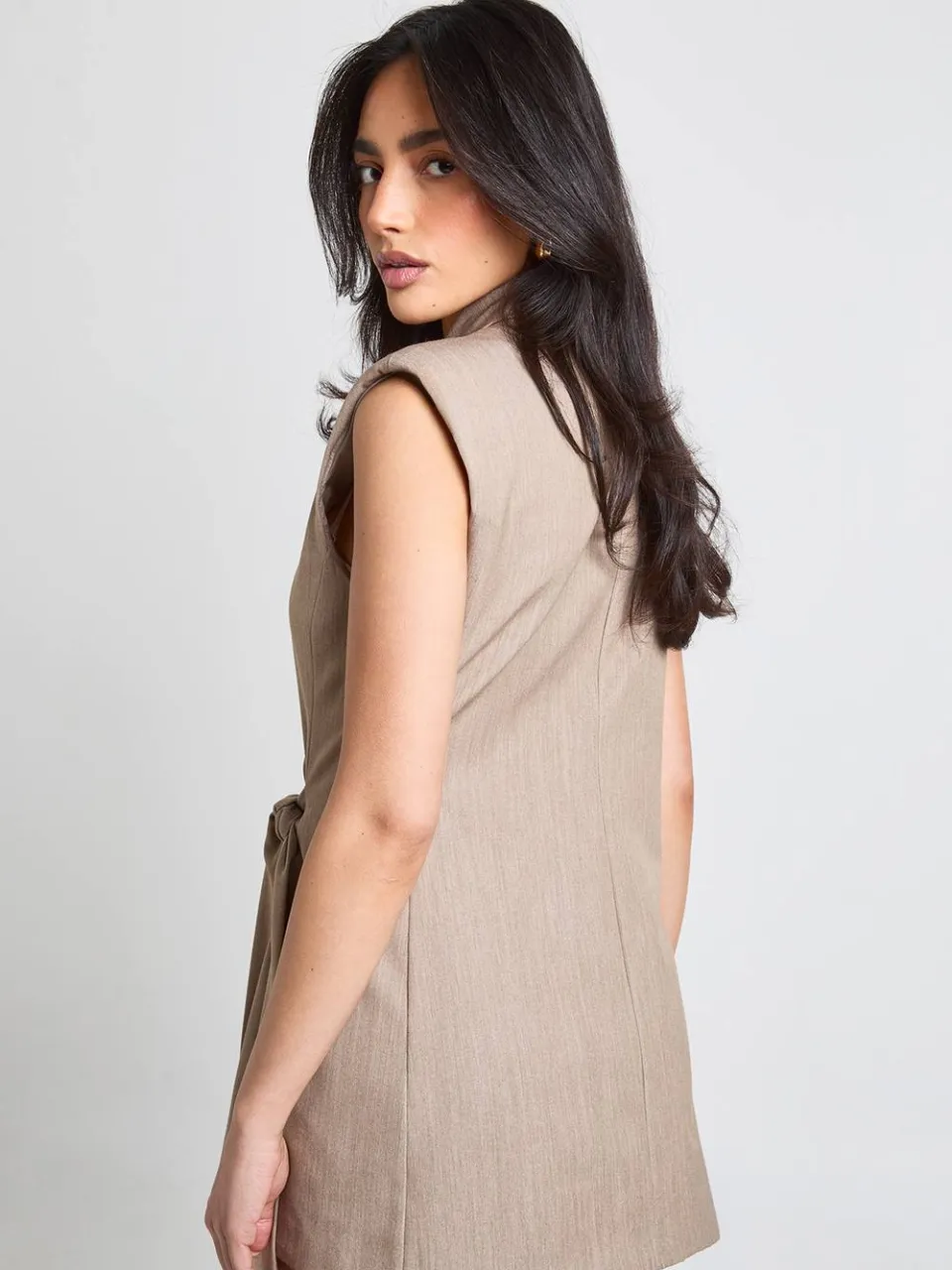 boohoo Dames Linnen Look Blazerjurk Mouwloos met Strikceintuur taupe, foto 2