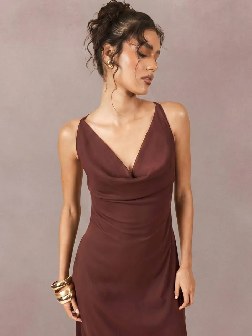 boohoo Dames Toonkleurige Chiffon Maxi Slip Jurk Met Waterval Halslijn Voor En Achter chocoladebruin, foto 2