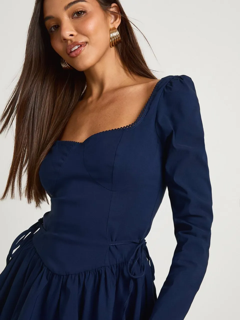 boohoo Dames Mini-jurk in skaterstijl met lange mouwen en een strik in de taille marineblauw, foto 4