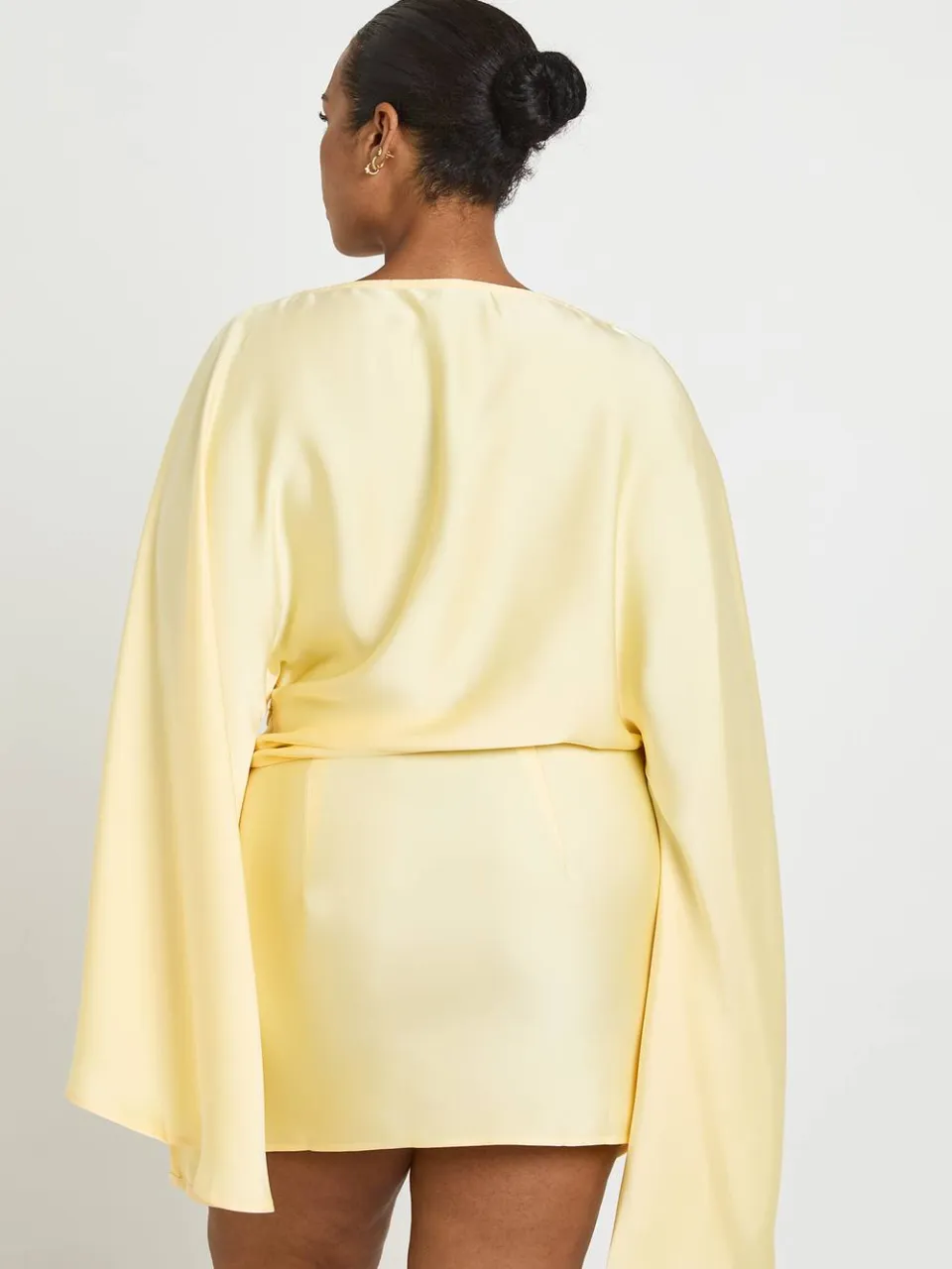 boohoo Dames Plus Satijnen Mouwloze Maxi Jurk Met Gerimpeld Schouderdetail Citroen