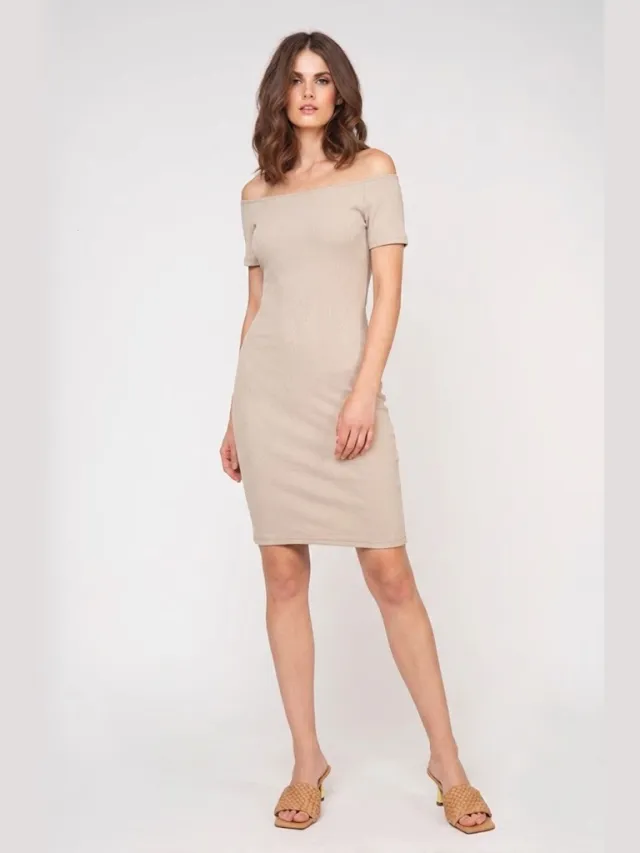 Conquista Geribbelde off-shoulder bodycon jurk Zand