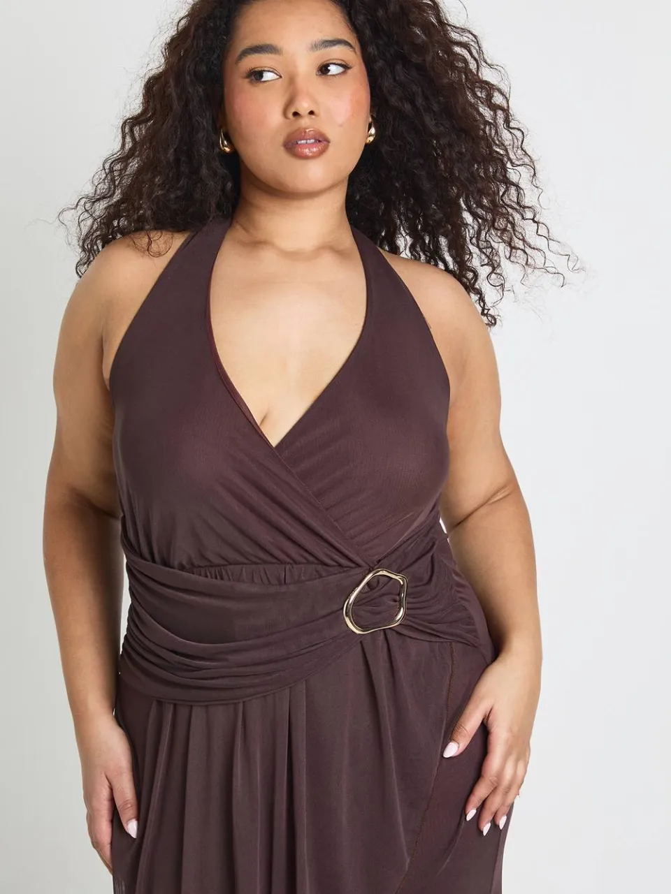 boohoo Dames Plus Halter Goudkleurige Trim Geplooid Midaxi, foto 4