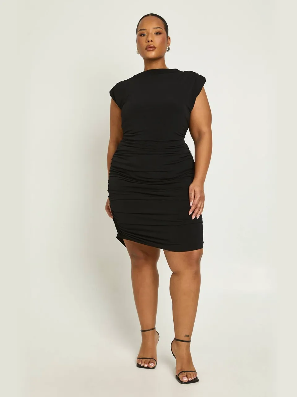 boohoo Dames Plus Slinky Mini-jurk met schoudervulling zwart, foto 3